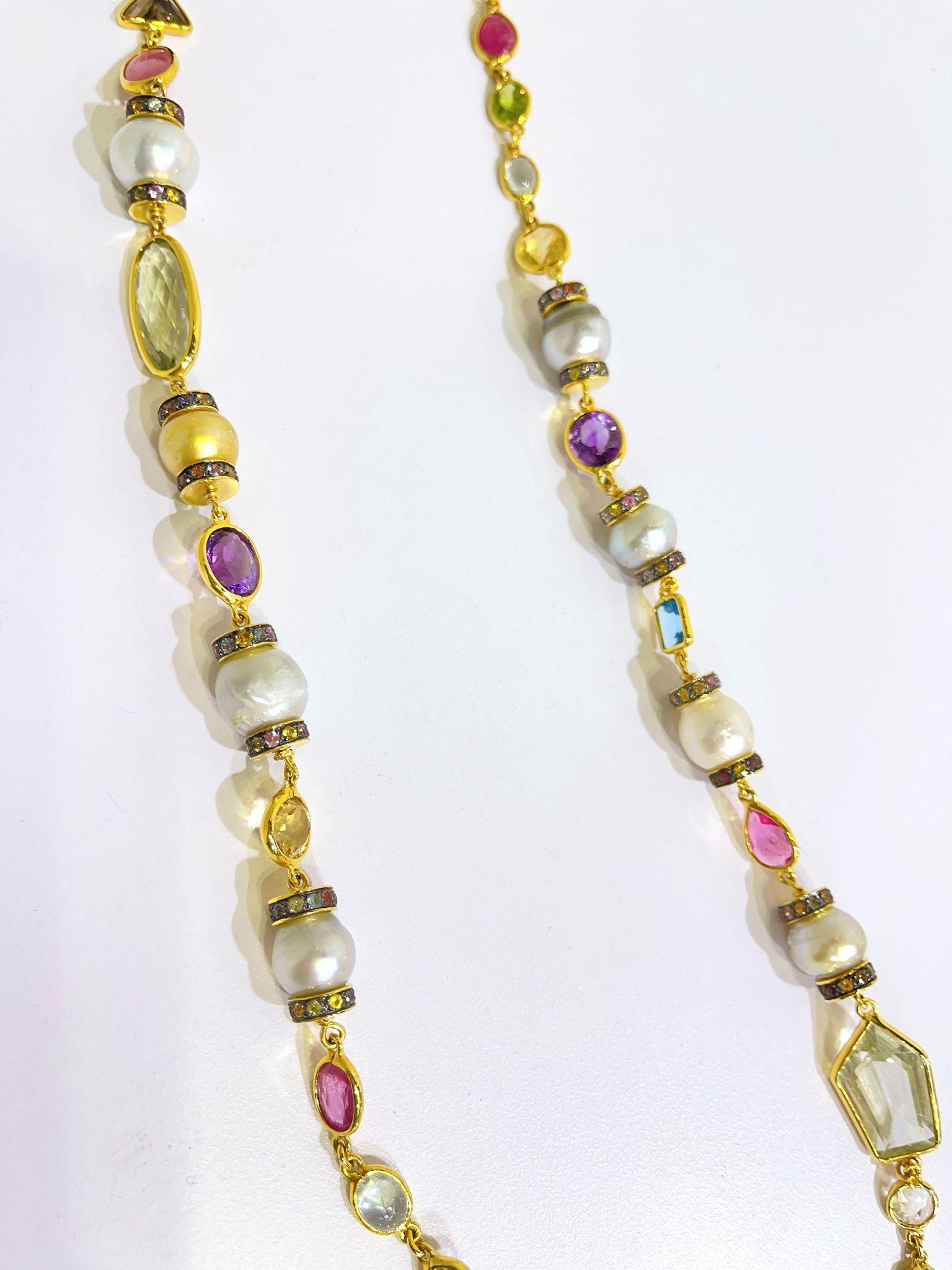 Bochic Capri-Halskette aus 18 Karat Gold und Silber mit Südseeperlen, Saphiren und Rubinen (Barock) im Angebot