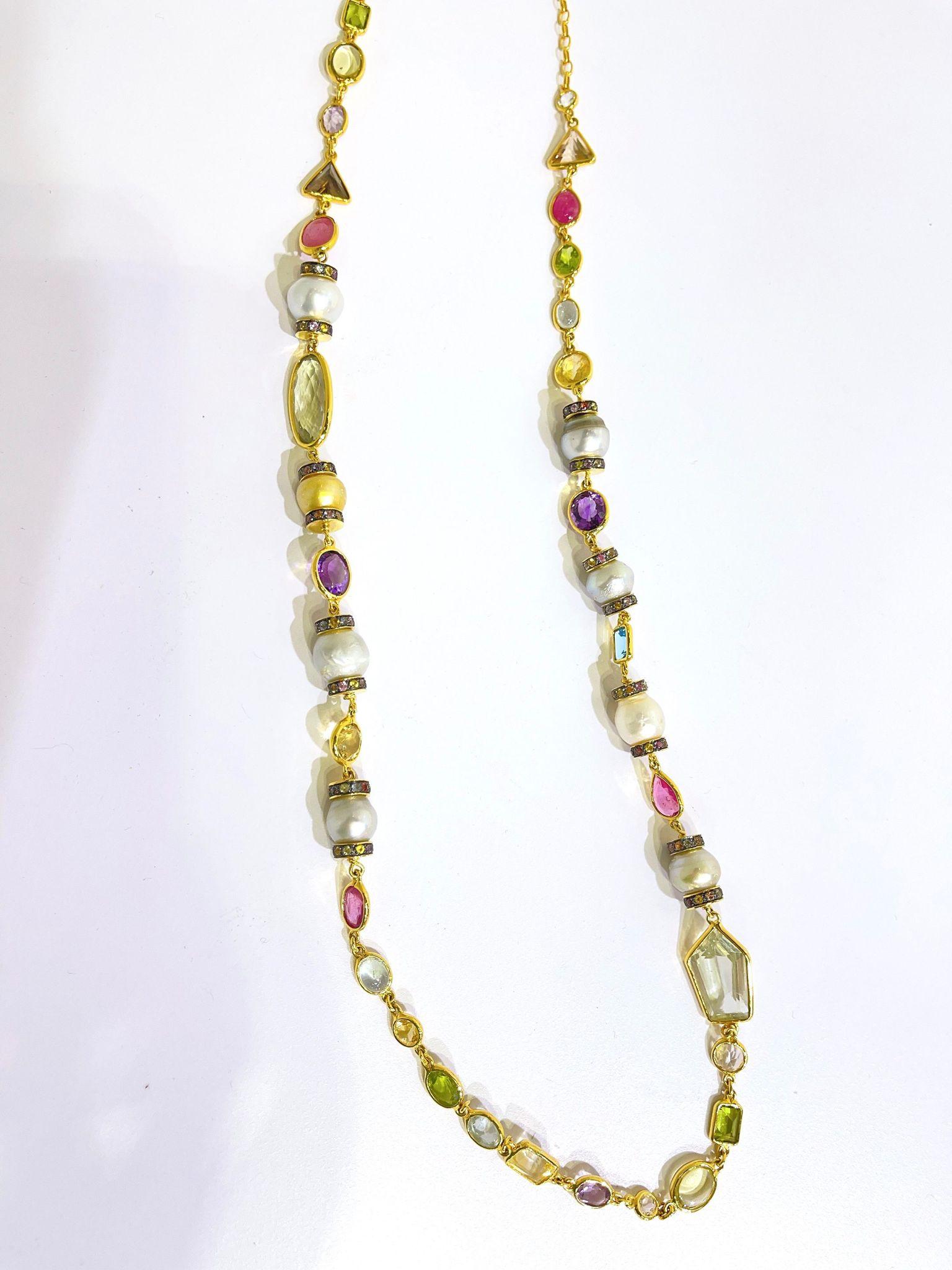 Bochic Capri-Halskette aus 18 Karat Gold und Silber mit Südseeperlen, Saphiren und Rubinen (Brillantschliff) im Angebot