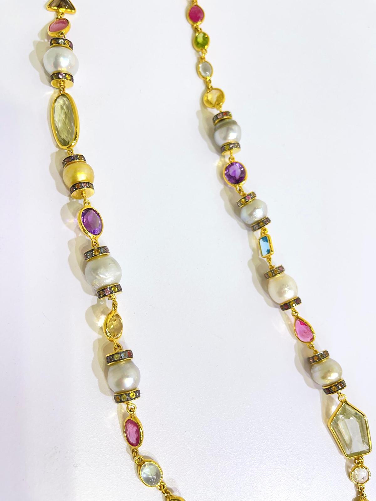 Bochic Capri-Halskette aus 18 Karat Gold und Silber mit Südseeperlen, Saphiren und Rubinen im Angebot 1