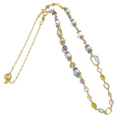 Bochic Capri-Halskette aus 18 Karat Gold und Silber mit Südseeperlen, Saphiren und Rubinen