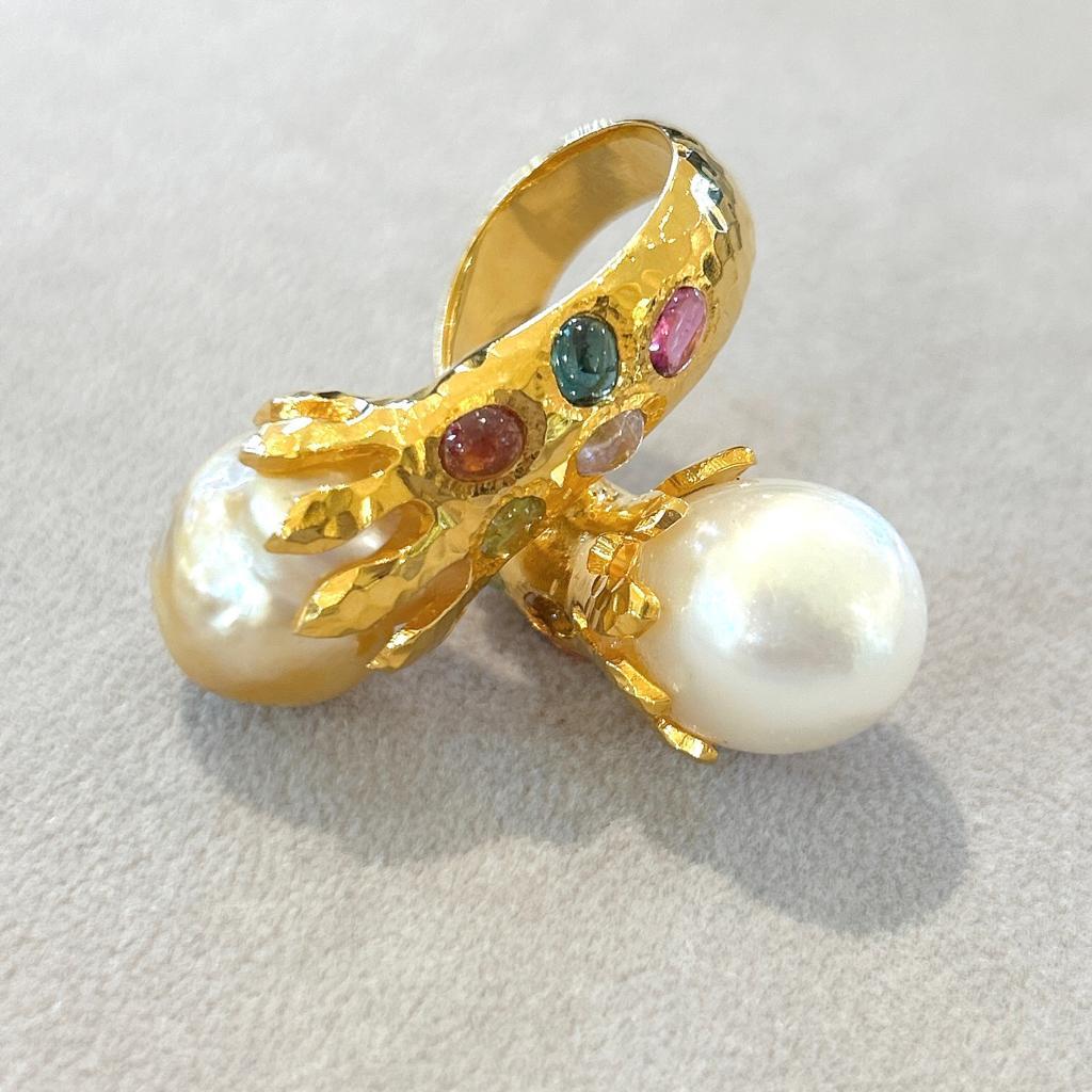 Bochic “Capri” South Sea Pearls & Multi Color Sapphires In 18K Gold & Silver 

Golden south sea baroque pearl 
White south sea baroque pearl 
Multi Color Natural Sapphires from Sri Lanka 
2 Carat 

This Ring is from the 