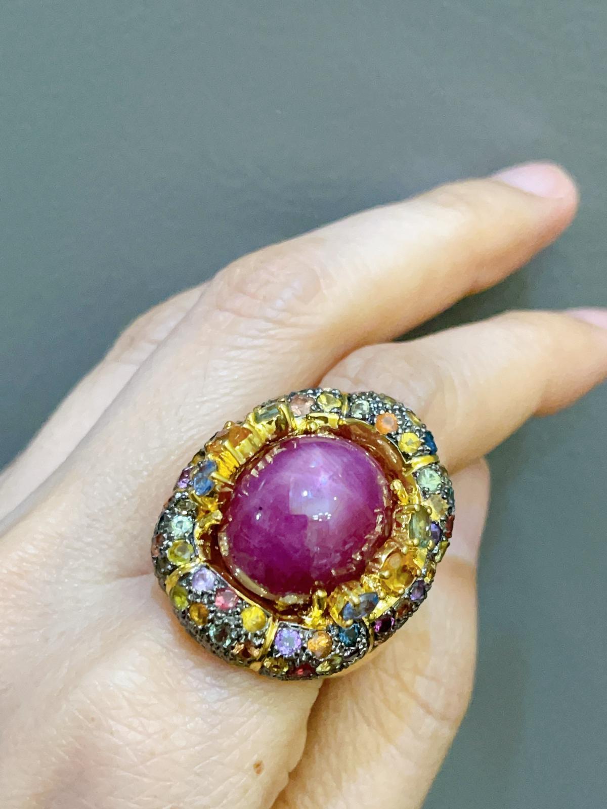 Bochic Star Rubin & Fancy Saphire Cocktail Ring 
Natürlicher Sternrubin, Farben - Rot, Rosa, 27 Karat - Cabochon-Form 
Fancy Farbe Natürliche Saphire - 6,15 Karat 
Saphire aus Sri Lanka 
Blauer Saphir 
Rosa Saphir 
Grüner Saphir 
Gelber Saphir