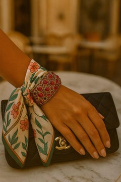 Juego de brazalete vintage Bochic "Capri" de oro de 18 quilates y plata con múltiples rubíes y esmeraldas