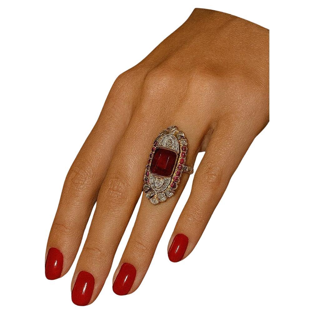 Bochic "Capri" Anello Art Deco con rubino e diamanti d'epoca in oro e argento 18 carati in vendita