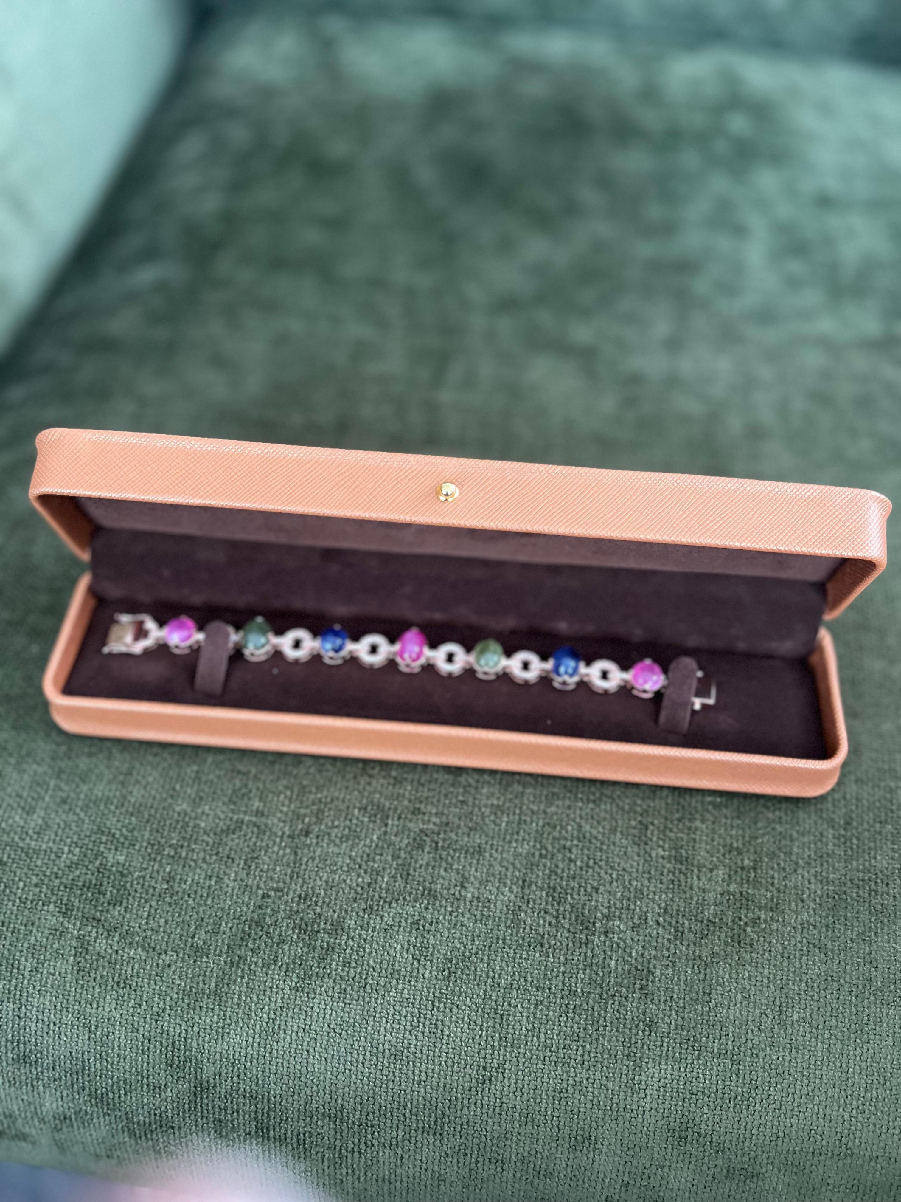 Bracelet Bochic Capri en or et argent 18 carats serti de rubis et de saphirs multicolores 

ouvrir et fermer les charnières et les serrures de sécurité  
Rubis rouge naturel -9 Carats  Saphir bleu naturel - 5 carats  Saphir vert naturel - 5 carats 