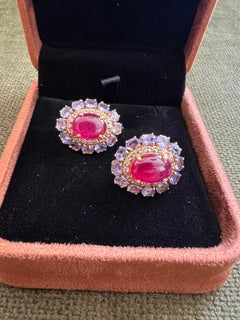 Bochic "Capri" Set di orecchini con rubino d'epoca e tanzanite multipla color lavanda in oro 18 carati e seta.