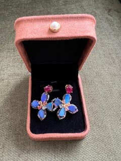 Orecchini Bochic "Capri" con rubino d'epoca e multi opali pastello, in oro 18 carati e seta.