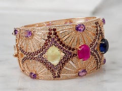 Bochic „Capri“ Vintage-Armreif mit Rubinen, Saphiren und Amethysten – 18-karätiges Gold und Silber