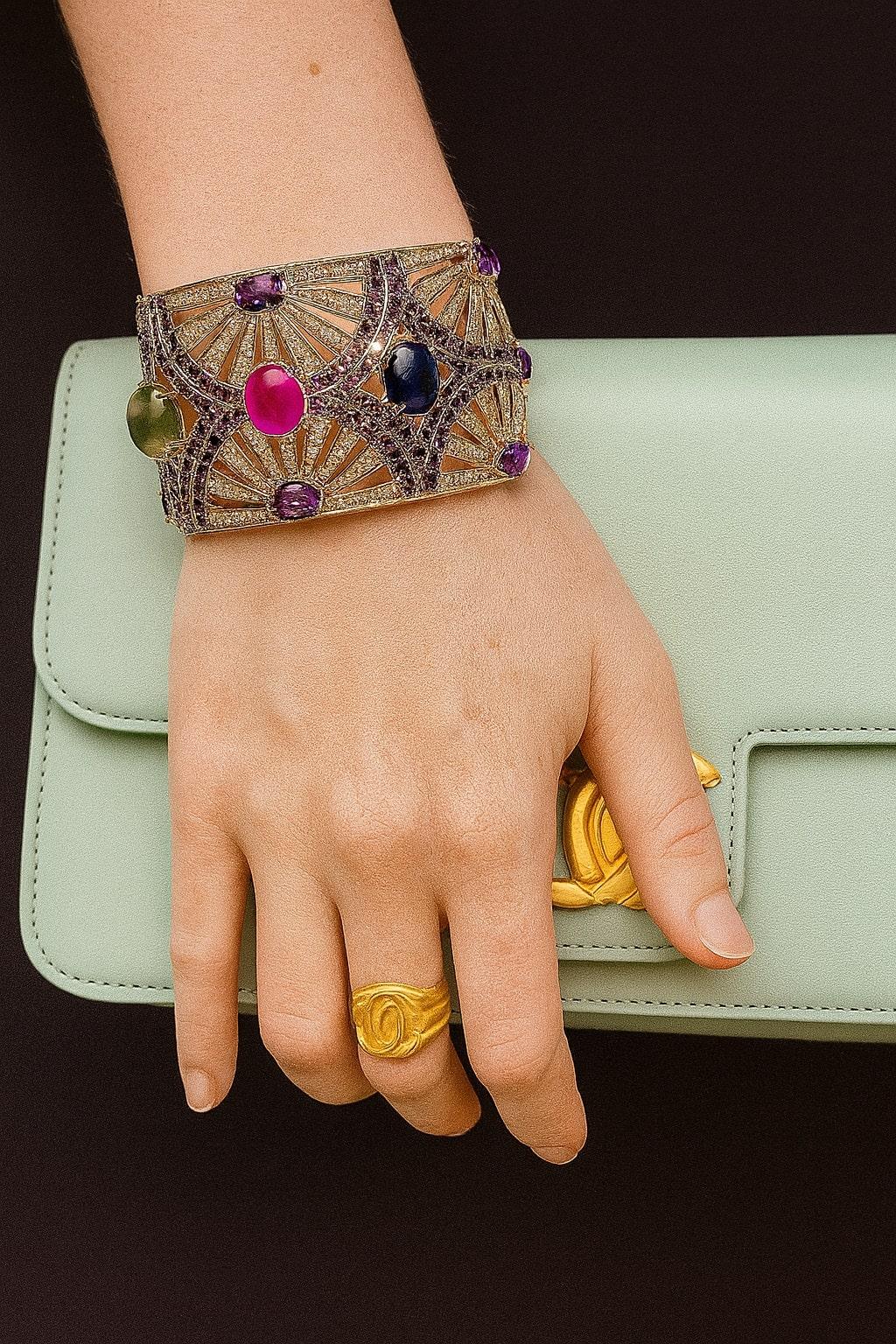 Bracciale vintage con rubino, zaffiro e smeraldo di Bochic 