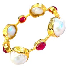 Bochic "Capri" Bracelet Vintage en or 18K et argent avec rubis et perles des mers du Sud Bochic "Capri" Bracelet Vintage en or 18K et argent avec rubis et perles des mers du Sud