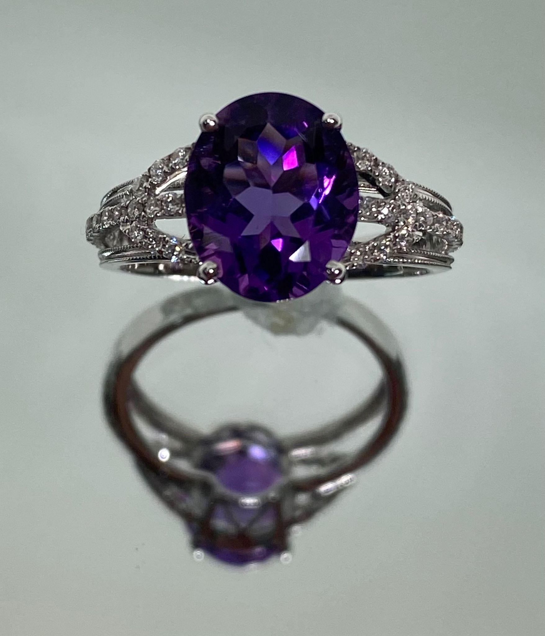 Bochic Classic & Elegant 18K Gold Cluster Diamond & Amethyst Ring  In New Condition For Sale In New York, NY