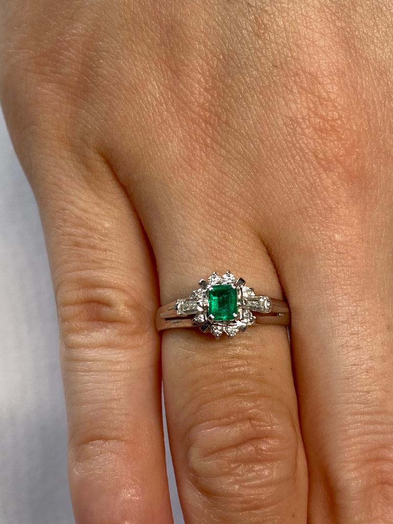 Bochic Classic & Elegant Platinum Cluster Diamond & Green Emerald Ring  For Sale 4