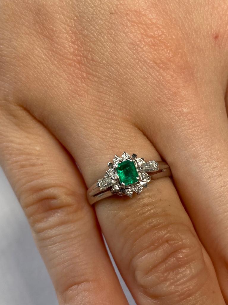 Bochic Classic & Elegant Platinum Cluster Diamond & Green Emerald Ring  For Sale 5