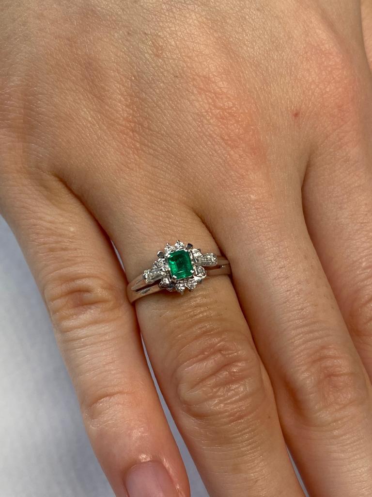Bochic Classic & Elegant Platinum Cluster Diamond & Green Emerald Ring  For Sale 7