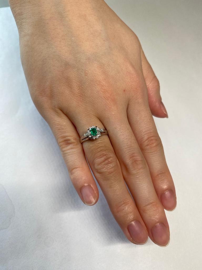 Bochic Classic & Elegant Platinum Cluster Diamond & Green Emerald Ring  For Sale 8