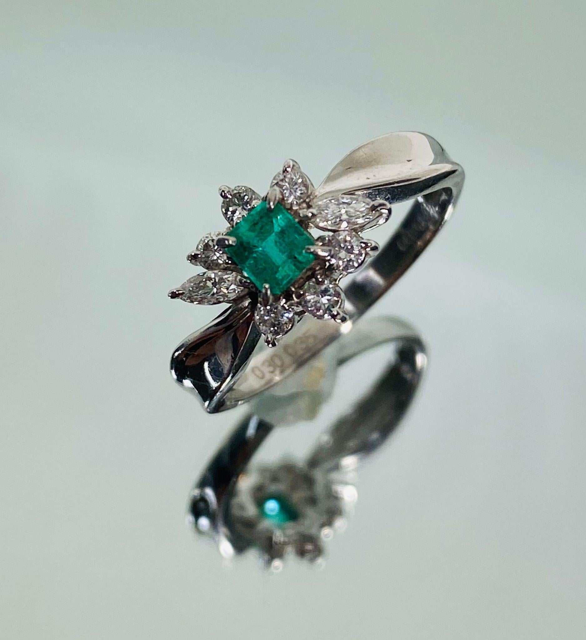British Colonial Bochic Classic & Elegant Platinum Cluster Diamond & Green Emerald Ring  For Sale