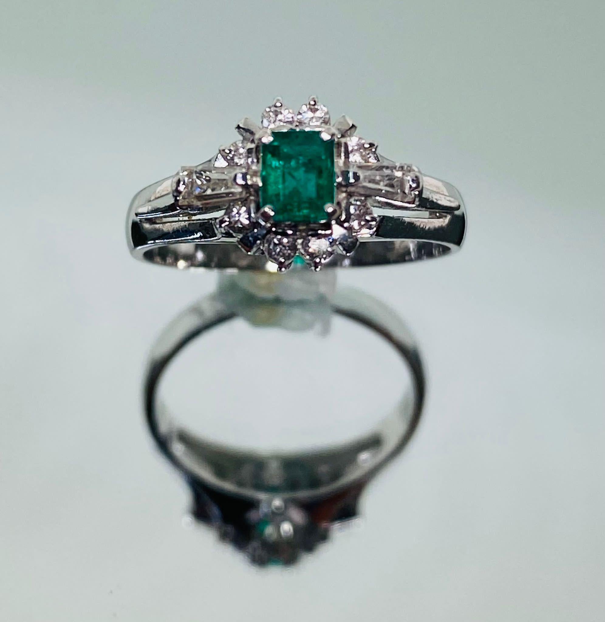 Bochic Classic & Elegant Platinum Cluster Diamond & Green Emerald Ring  In New Condition For Sale In New York, NY