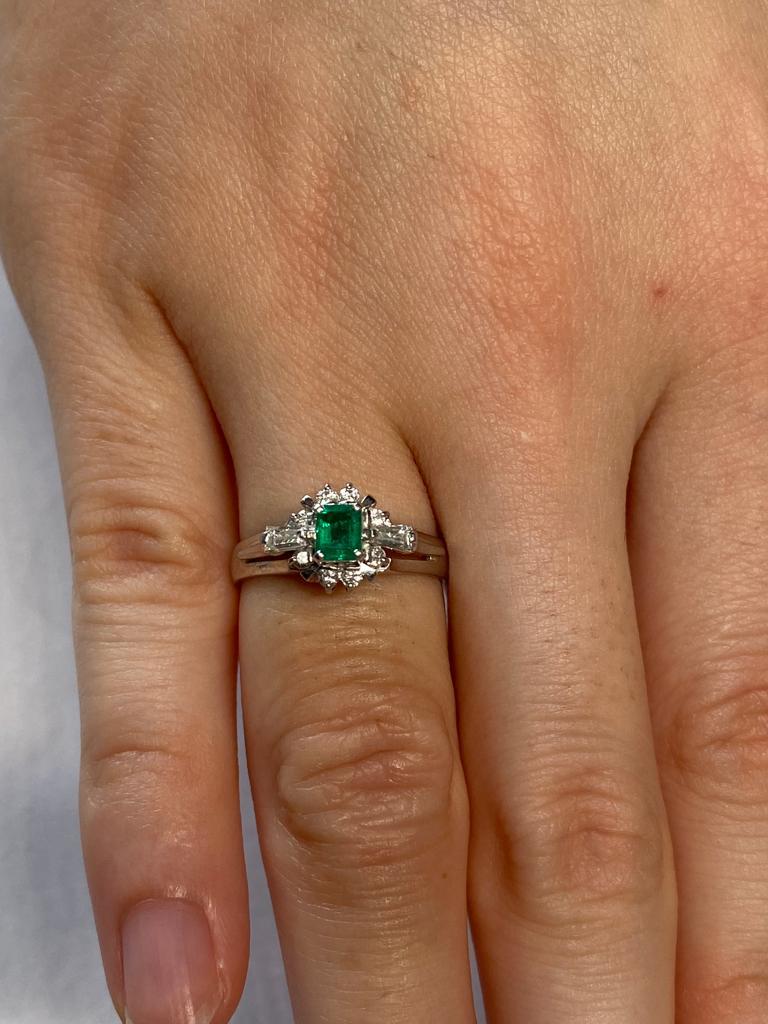 Bochic Classic & Elegant Platinum Cluster Diamond & Green Emerald Ring  For Sale 3