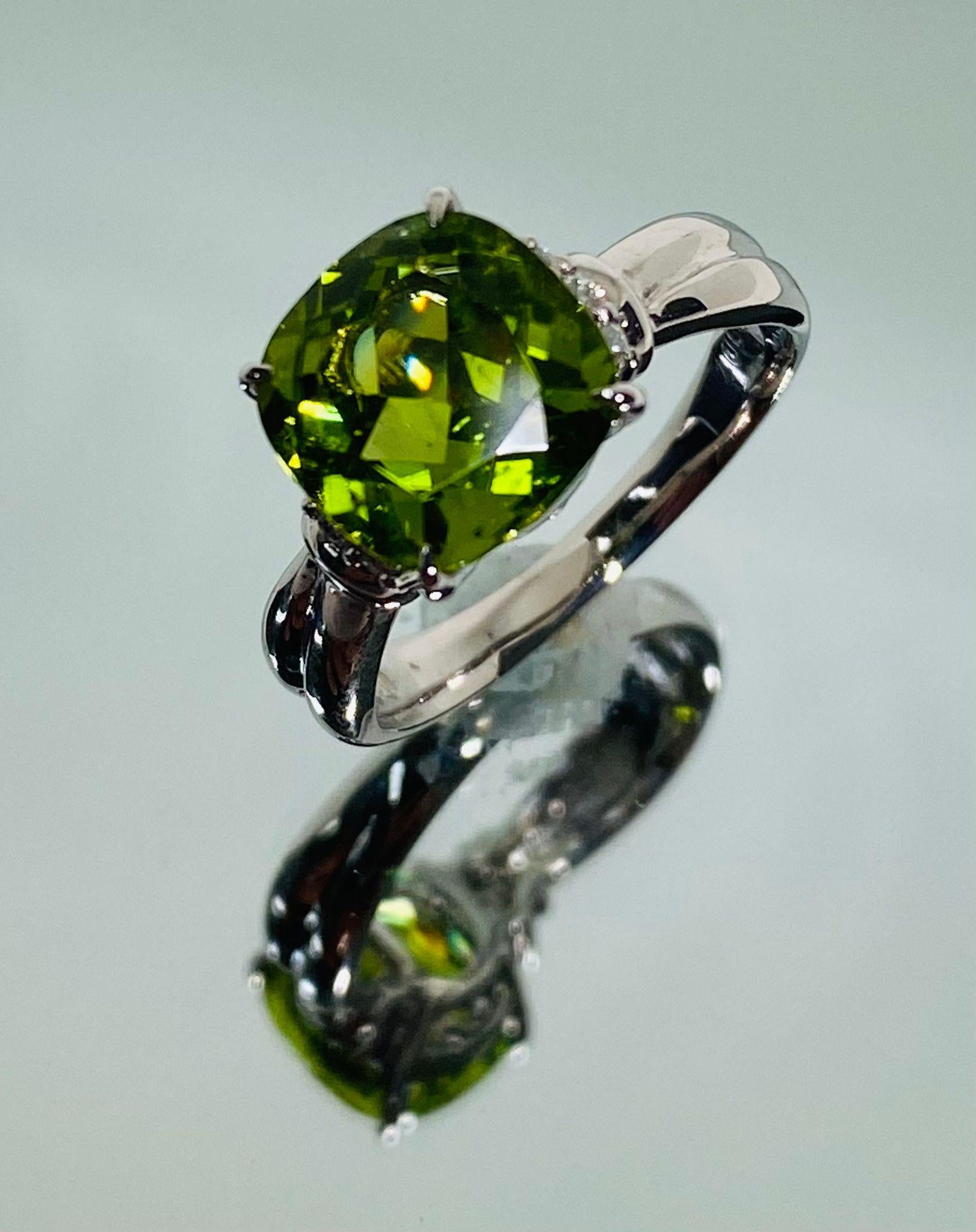 British Colonial Bochic Classic & Elegant Platinum Cluster Diamond & Green Peridot Ring  For Sale