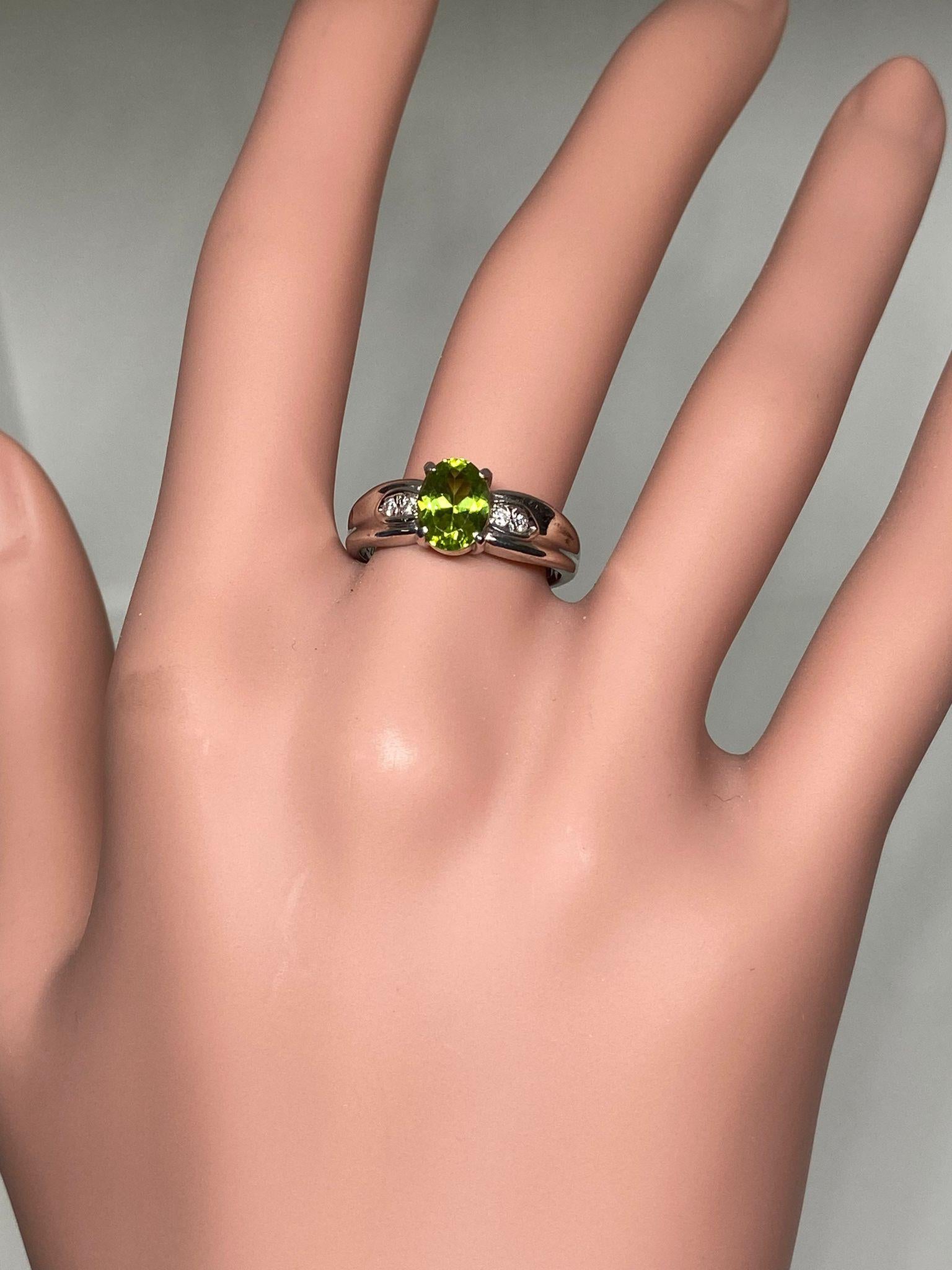 Bochic Classic & Elegant Platinum Cluster Diamond & Green Peridot Ring  In New Condition For Sale In New York, NY