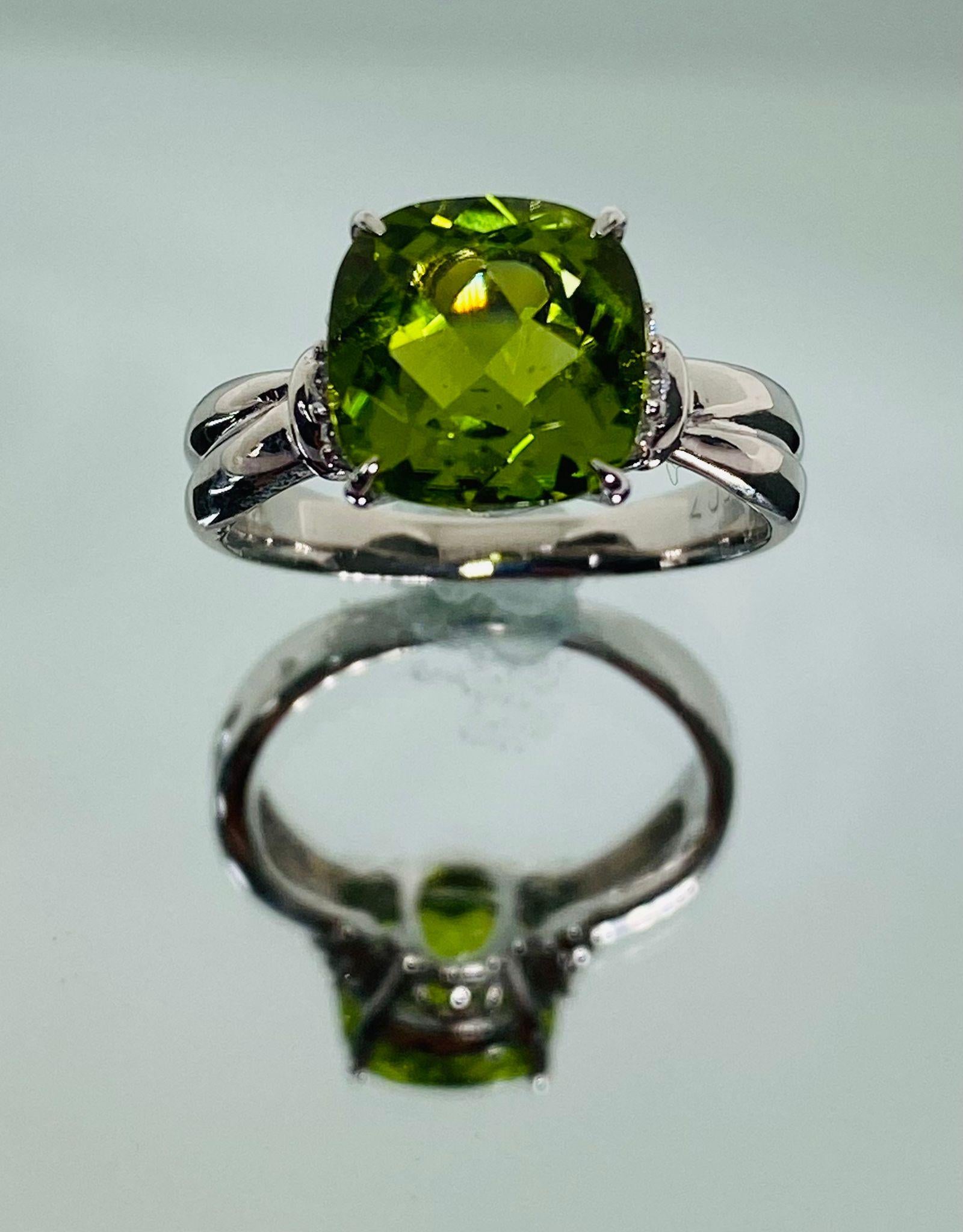 Bochic Classic & Elegant Platin Cluster Diamant & Grüner Peridot Ring  im Zustand „Neu“ im Angebot in New York, NY