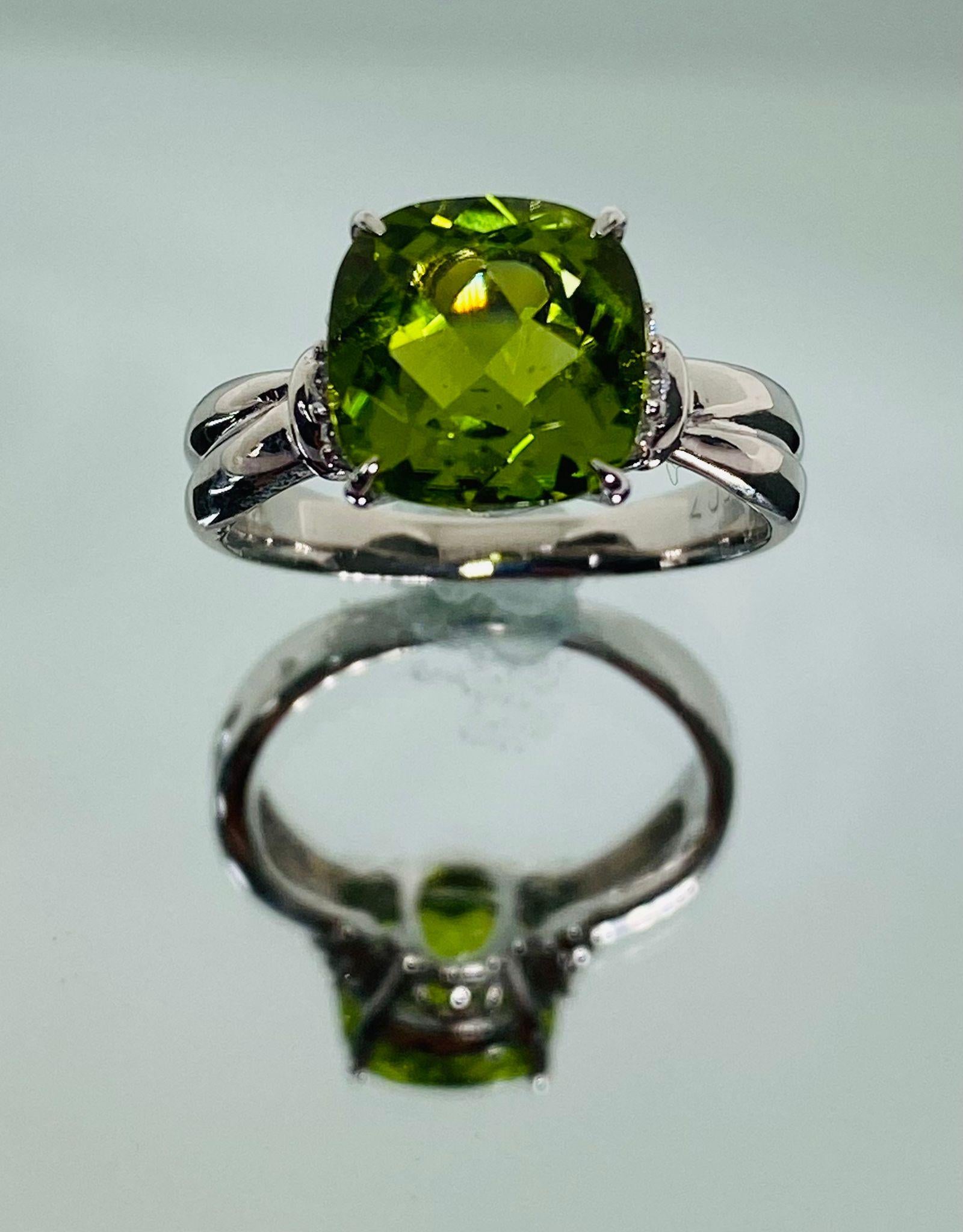 Bochic Classic & Elegant Platinum Cluster Diamond & Green Peridot Ring  In New Condition For Sale In New York, NY