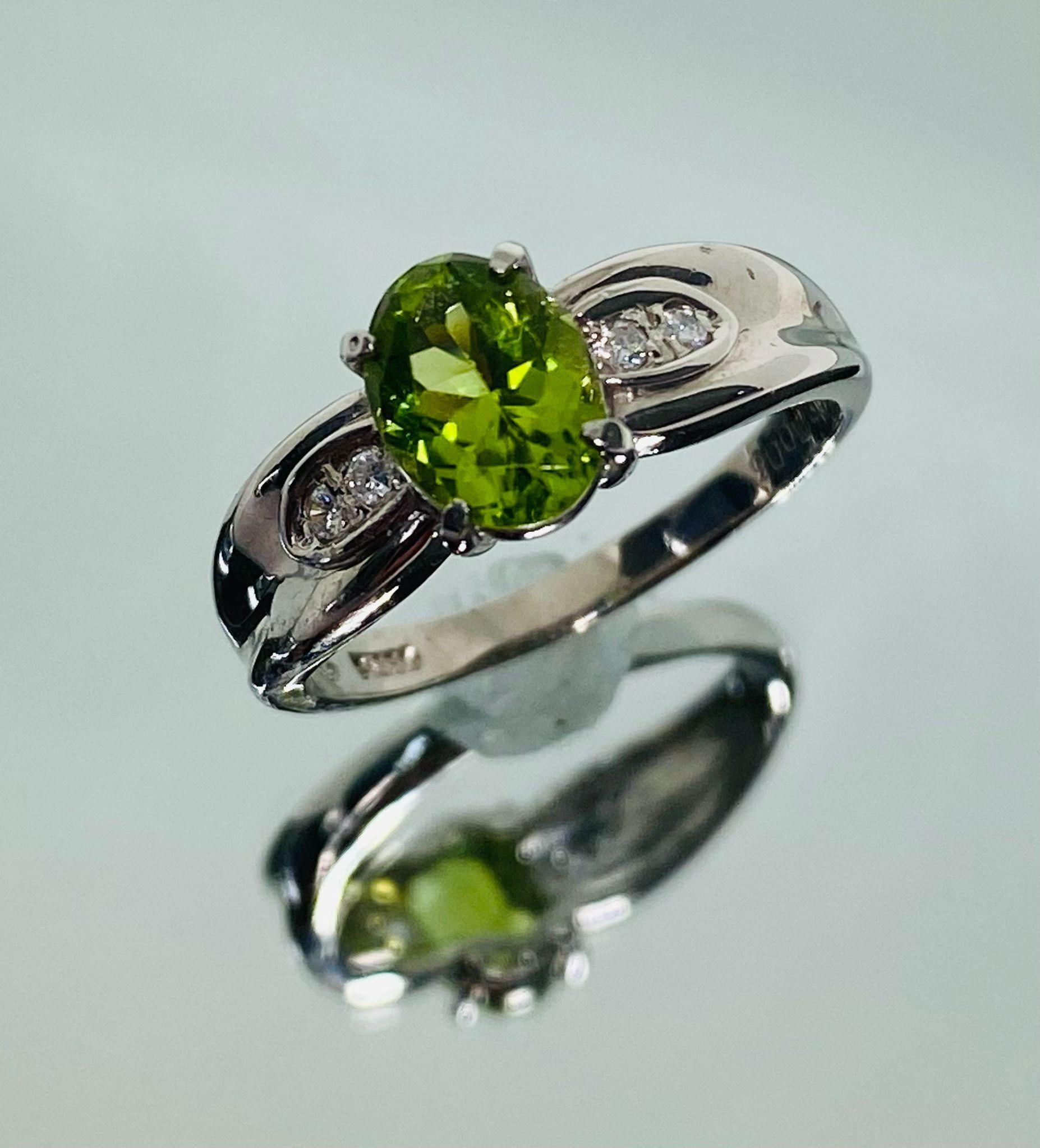 Bochic Classic & Elegant Platinum Cluster Diamond & Green Peridot Ring  For Sale 1