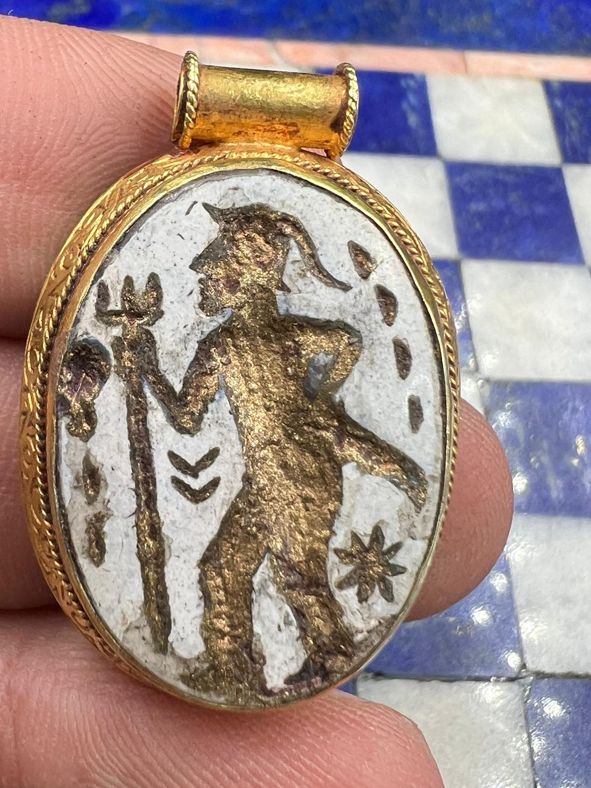 Bochic Curated “Alexander Mocdon” Antique Cameo, Afghanistan 18k Gold & Agate 

Bochic Curated Antique Cameo From Afghanistan 
18k Solid Gold & Antique Agate 

This is the kind of Cameo you see in a Museum
329 BC Alexander crosses the Hindu Kush.