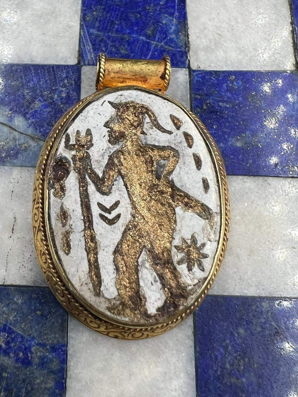 Cabochon Bochic Curated “Alexander Mocdon” Antique Cameo, Afghanistan 18k Gold & Agate  For Sale