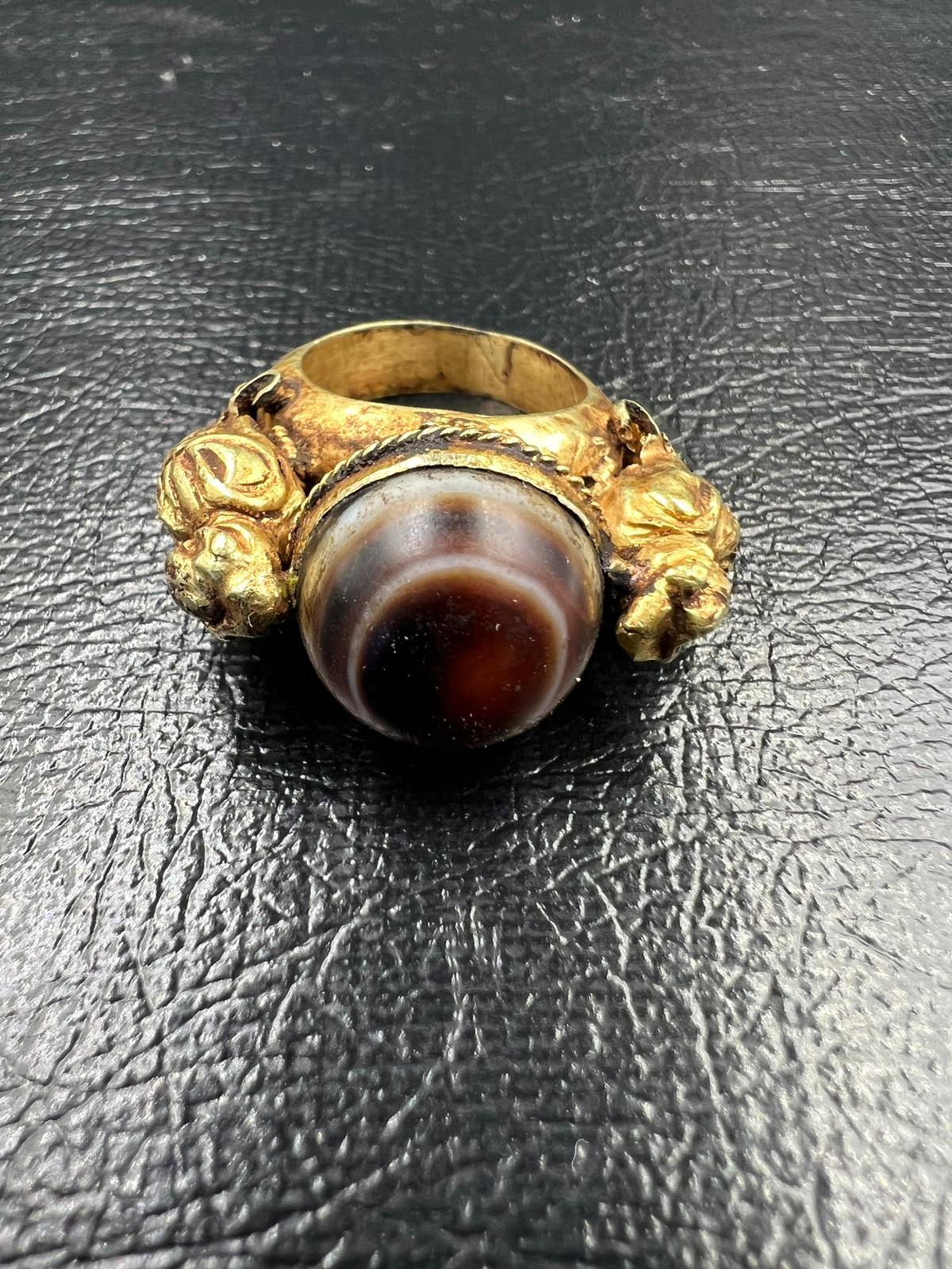 Bochic Curated antiken Ring aus Birma 18k massivem Gold & antiken Achat 

Diese Art von Ring sieht man in einem Museum
Südostasiatischer antiker Achat Edelstein Altbirmanischer Pyu Pagan Gold Ring

Dieser Ring aus der 