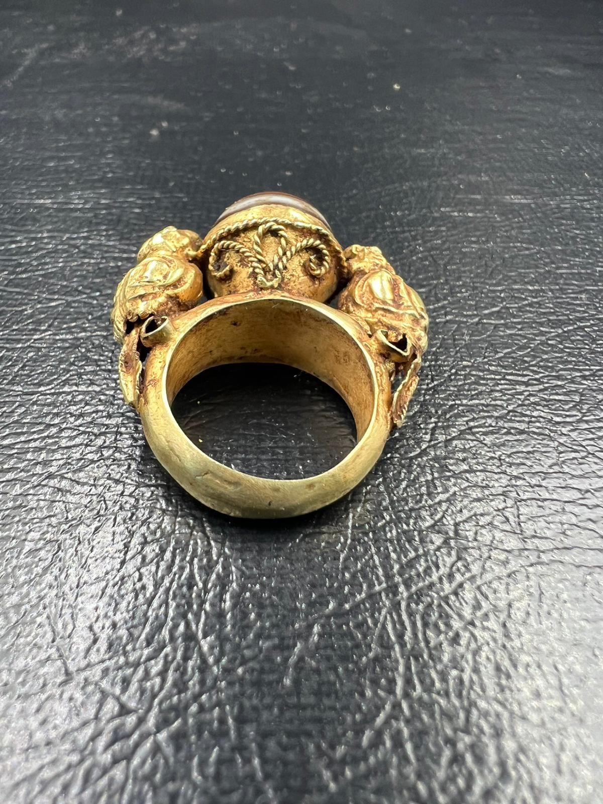 Bochic Curated antiken Ring aus Birma 18k massivem Gold & antiken Achat  (Cabochon) im Angebot