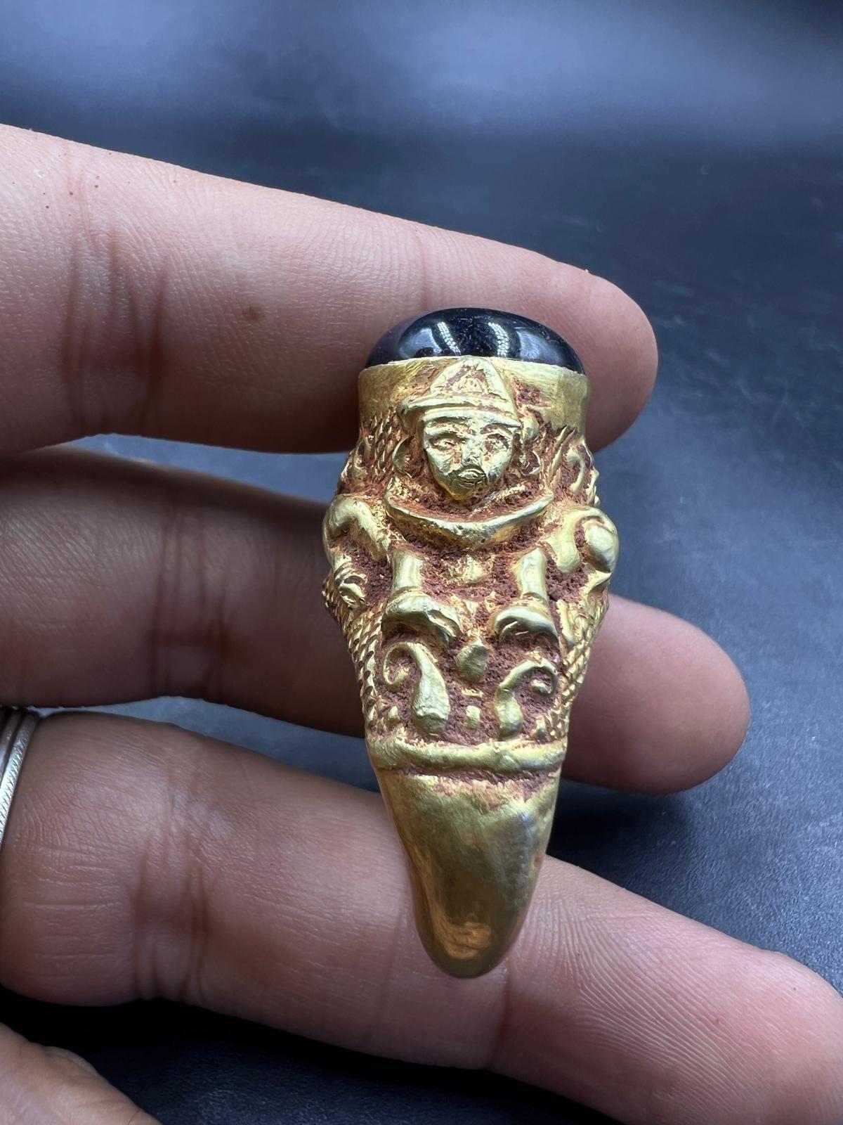 Bochic Curated Antique Ring From Burma 18k Solid Gold & Antique Agate For Sale 1