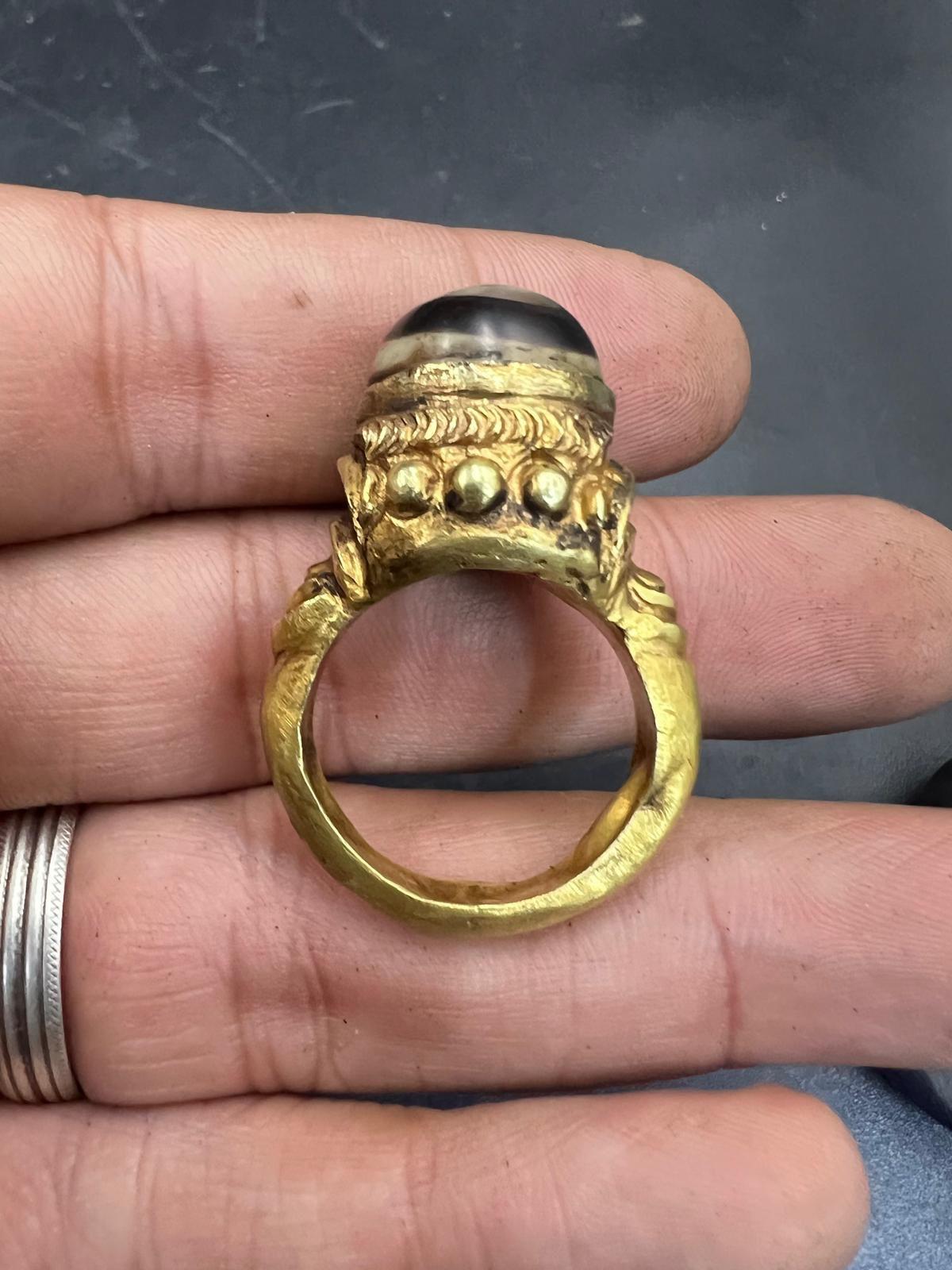Bochic Curated Antique Ring From Burma 18k Solid Gold & Antique Agate For Sale 1