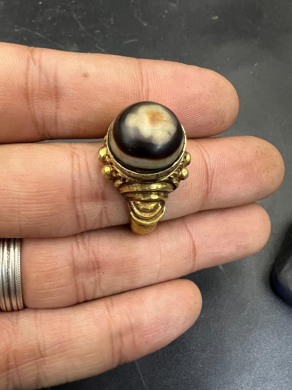 Bochic Curated Antique Ring From Burma 18k Solid Gold & Antique Agate For Sale 2