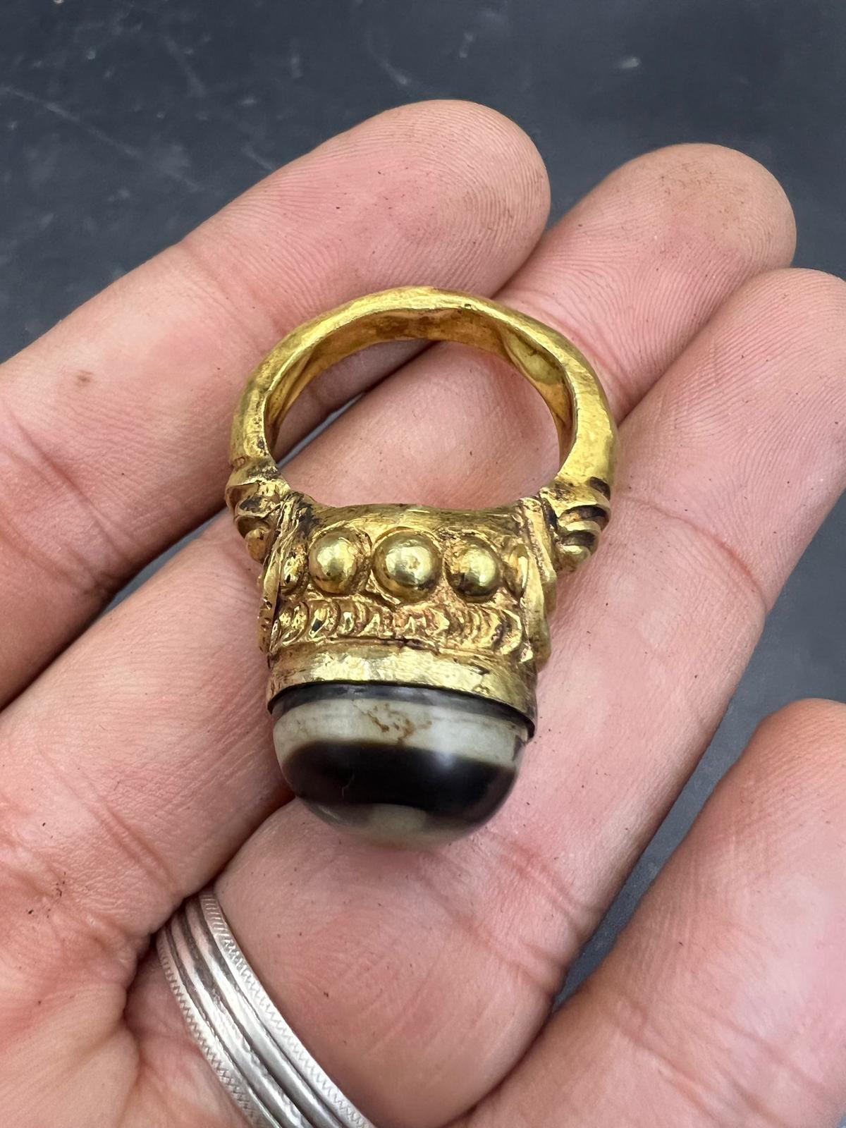 Bochic Curated Antique Ring From Burma 18k Solid Gold & Antique Agate For Sale 3