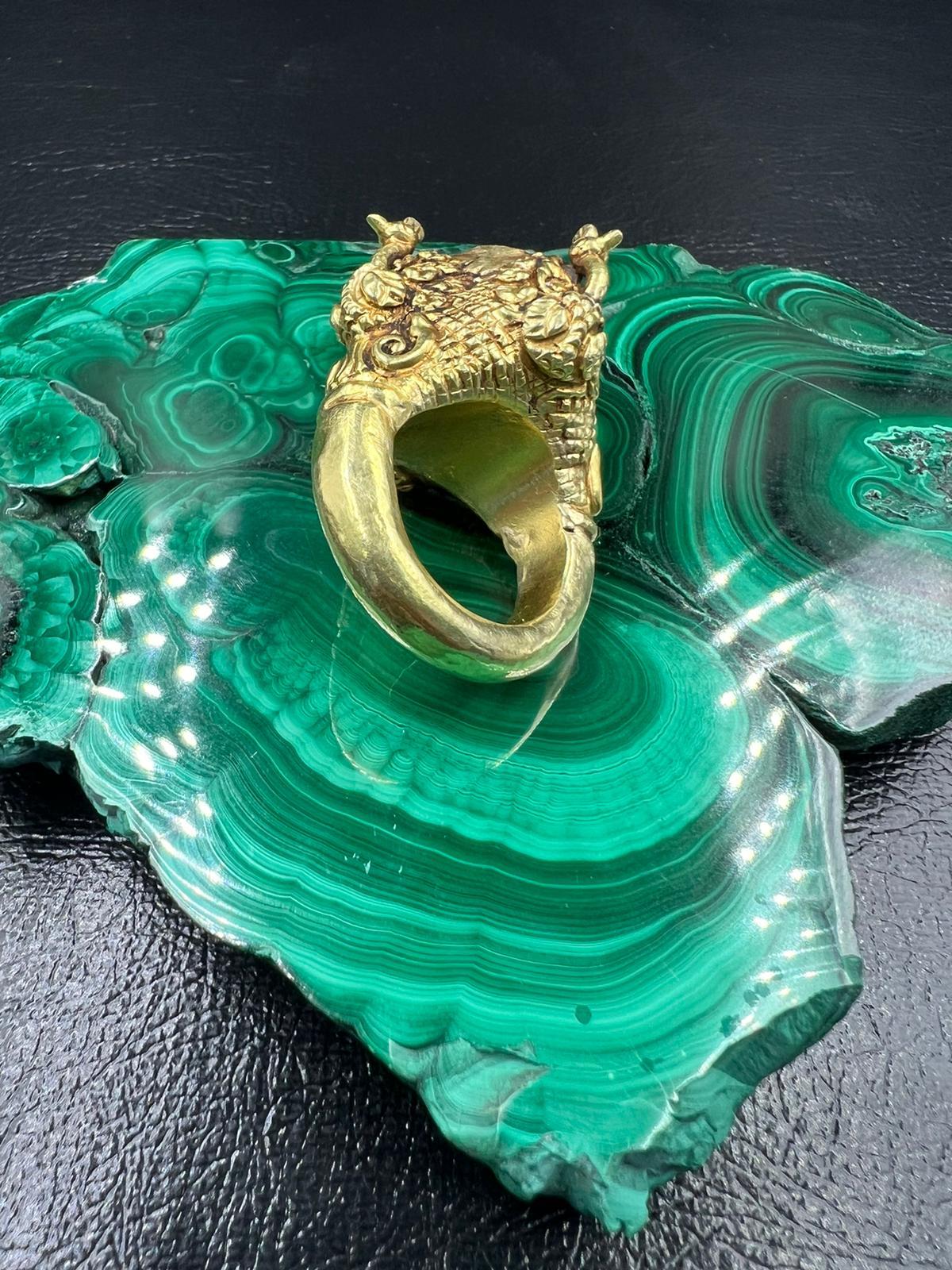 Bochic Curated antiken Ring aus Birma 18k massivem Gold & antiken Achat 

Diese Art von Ring sieht man in einem Museum
Südostasiatischer antiker Achat Edelstein Altbirmanischer Pyu Pagan Gold Ring

Dieser Ring aus der 