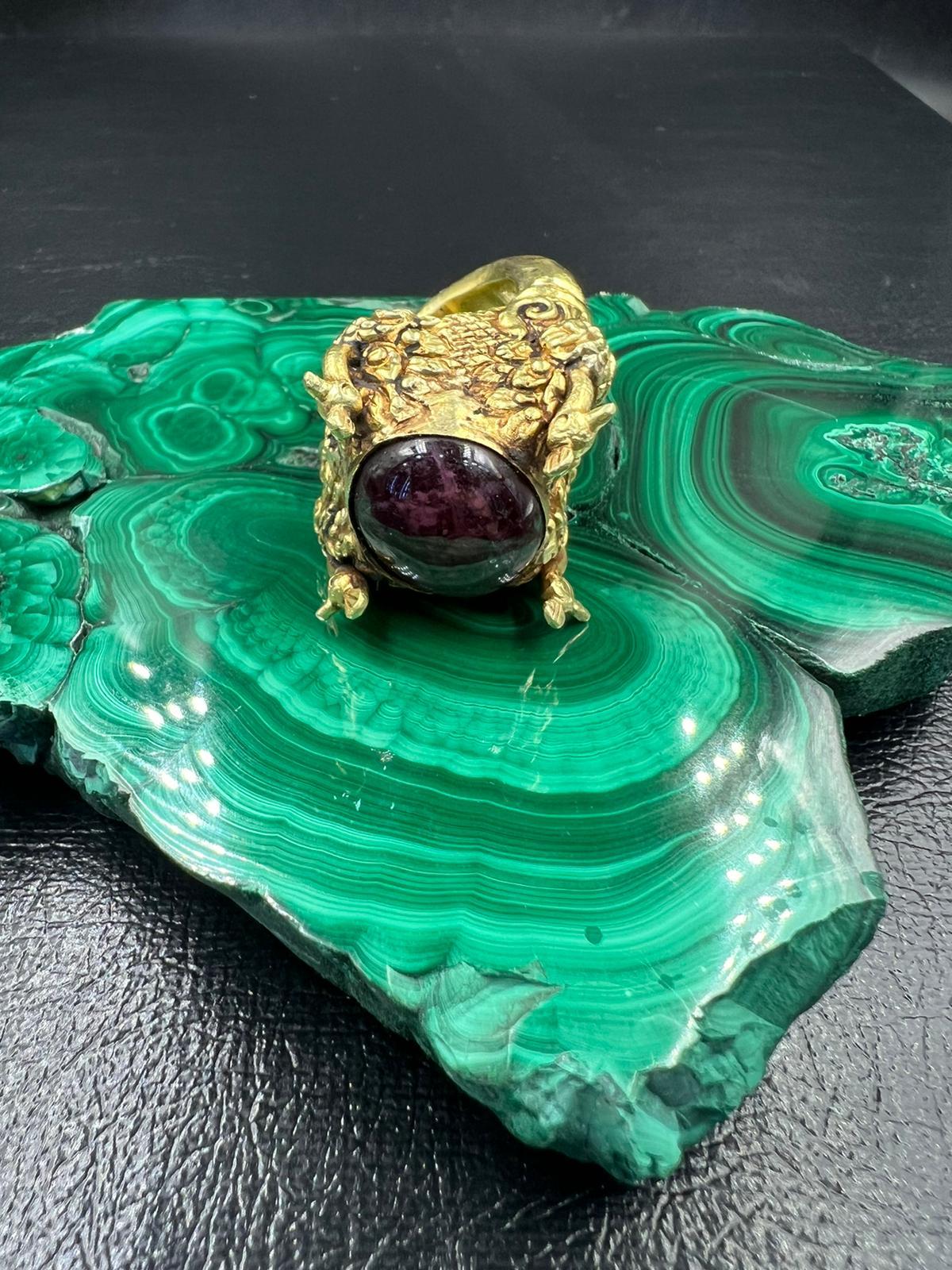 Byzantin Bochic Curated Antique Ring From Burma 18k Solid Gold & Antique Burma Ruby (bague ancienne de Birmanie en or massif 18k et rubis ancien)  en vente