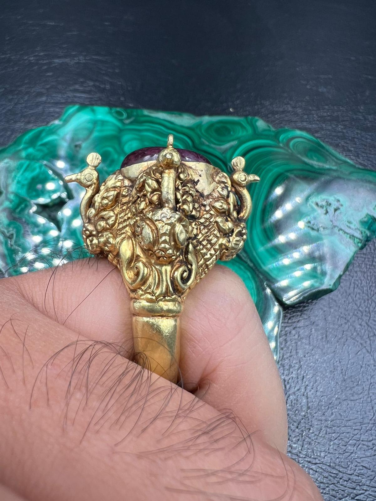 Bochic Curated Antique Ring From Burma 18k Solid Gold & Antique Burma Ruby (bague ancienne de Birmanie en or massif 18k et rubis ancien)  Excellent état - En vente à New York, NY
