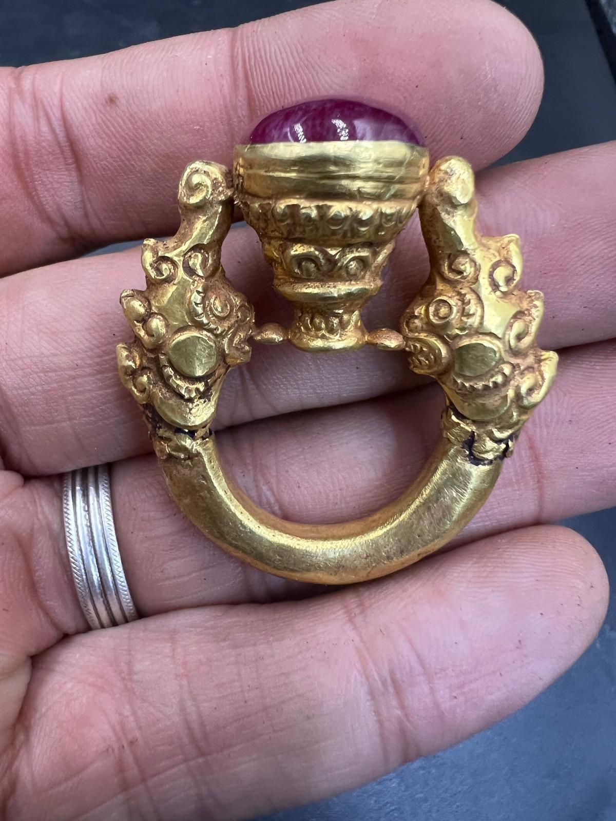 Anillo Antiguo Curado Bochic De Birmania Oro Amarillo Macizo 18k Y Rubí en venta 5