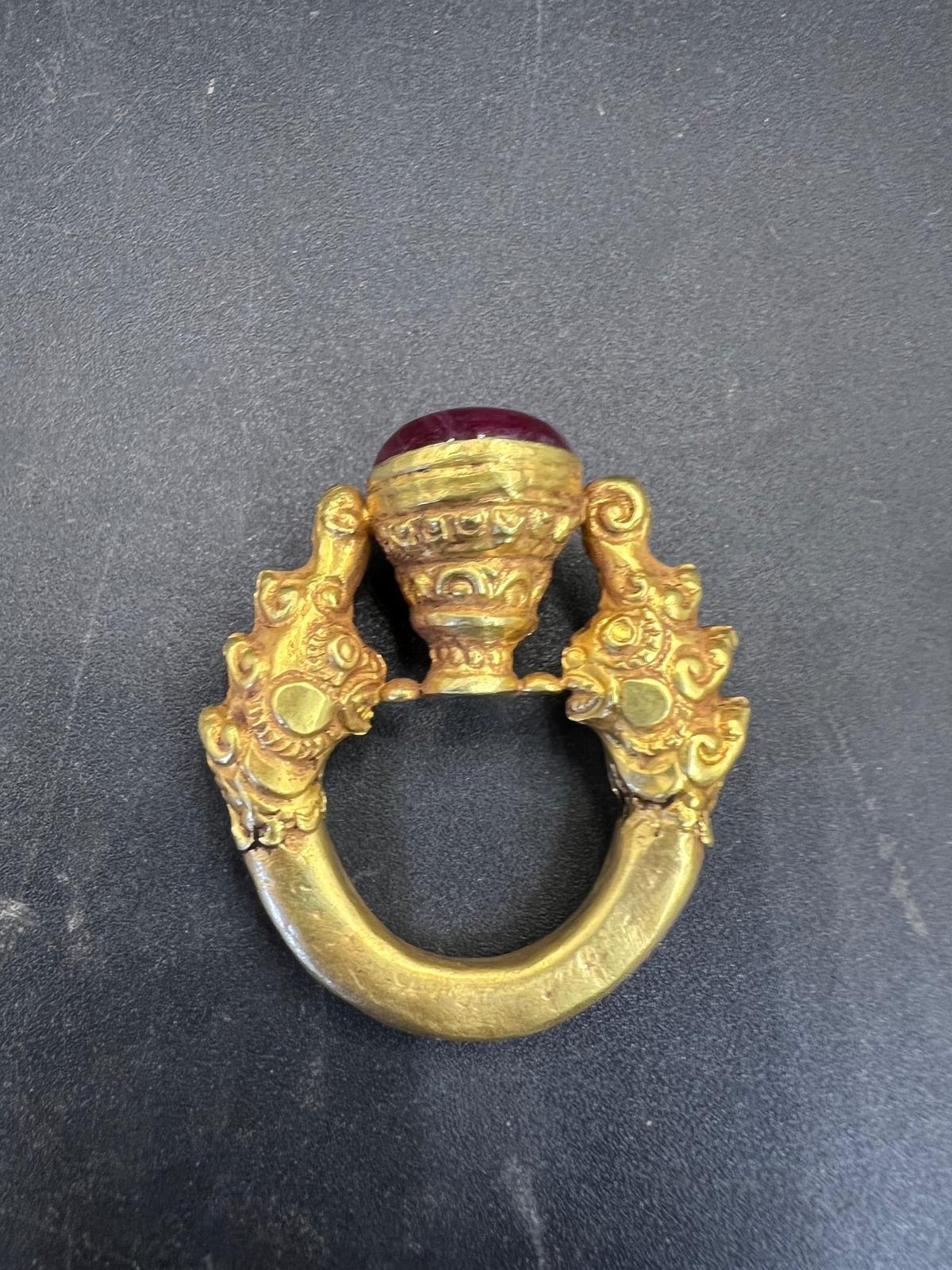 Anillo Antiguo Curado Bochic De Birmania Oro Amarillo Macizo 18k Y Rubí en venta 8