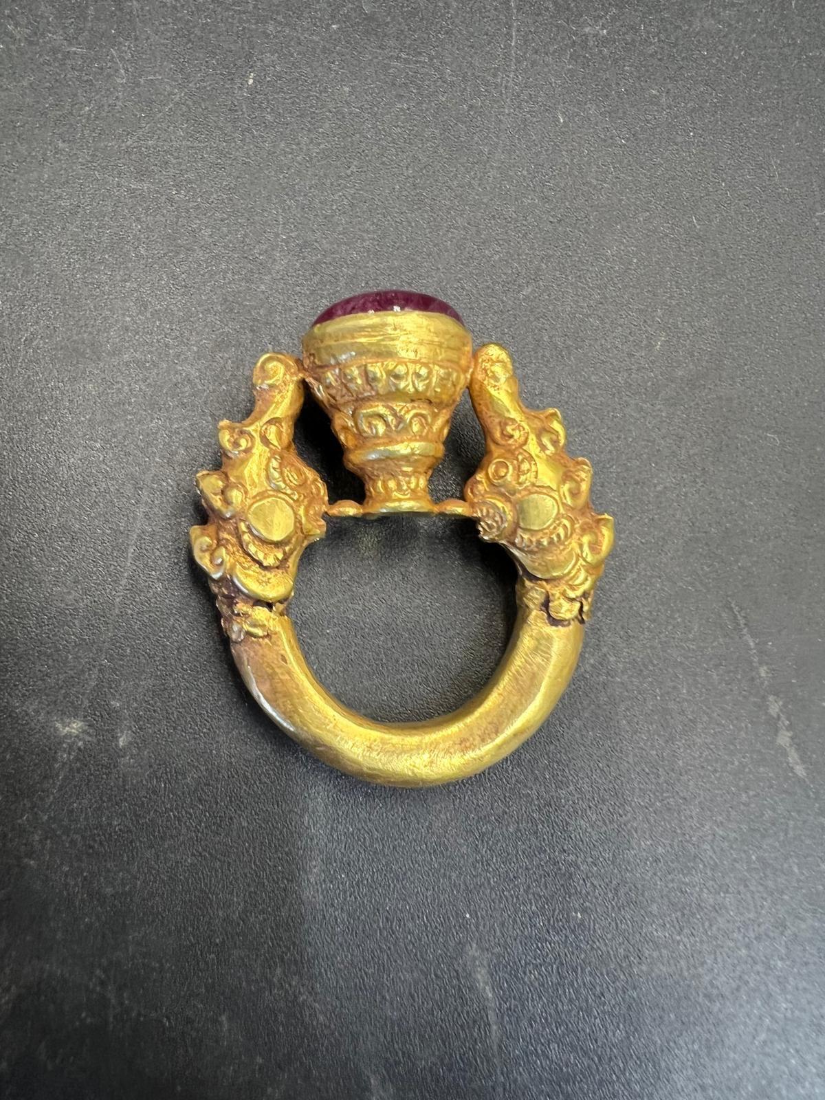 Anillo Antiguo Curado Bochic De Birmania Oro Amarillo Macizo 18k Y Rubí en venta 2