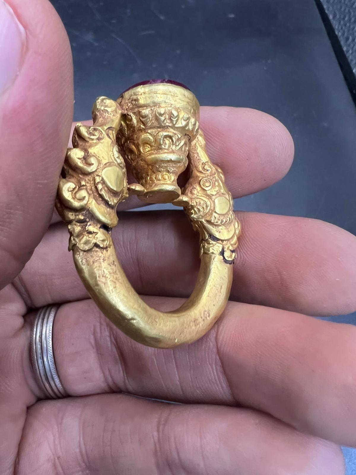 Anillo Antiguo Curado Bochic De Birmania Oro Amarillo Macizo 18k Y Rubí en venta 3