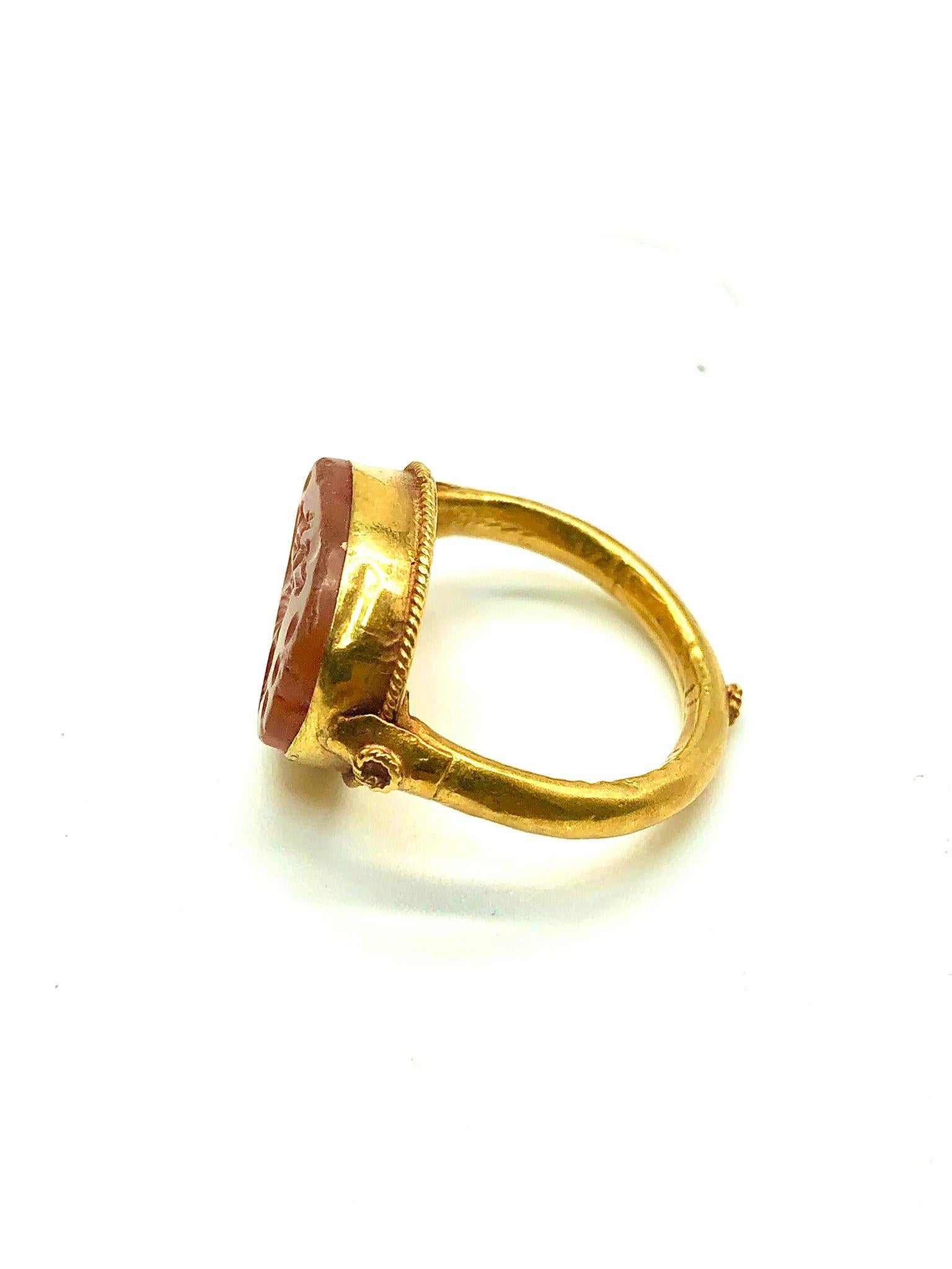 Anello romano antico di Bochic dall'Afghanistan in oro massiccio 18k e agata antica In condizioni ottime in vendita a New York, NY