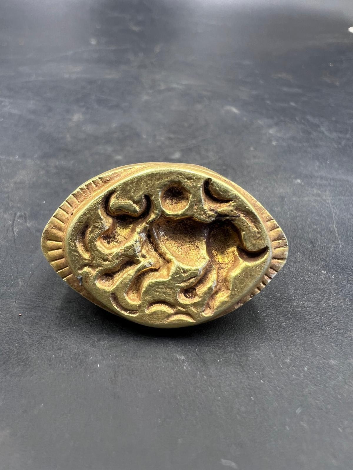 Bochic Curated Antique Seal Ring From Burma 18k Solid Gold In Excellent Condition For Sale In New York, NY