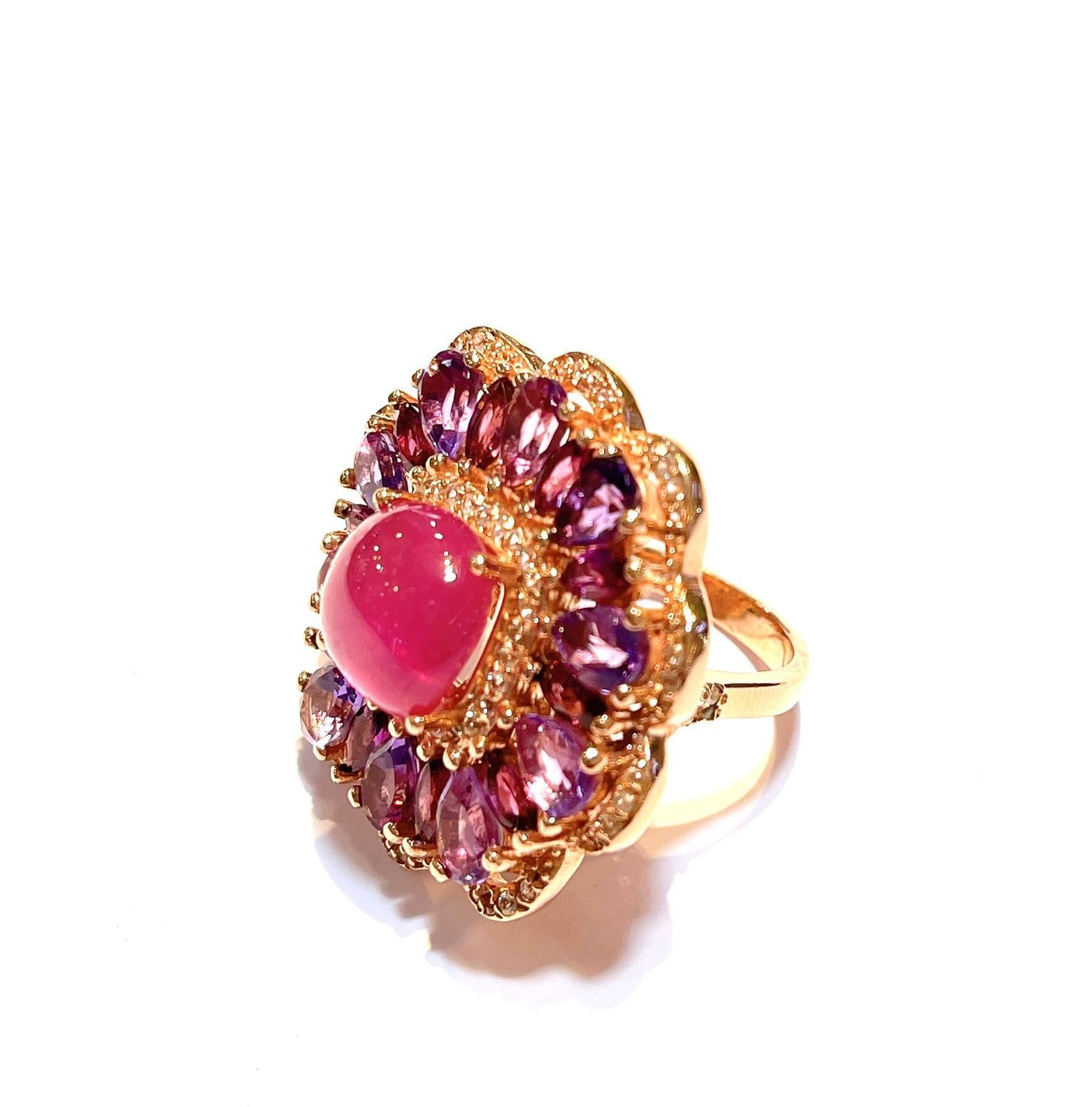 Bochic Flamenco Rubin & Fancy Multi Farbe Edelsteine Cocktail Ring 18K Gold & Silber

Cluster Multi Color Fancy Edelsteine aus Sri Lanka
Rubin - 6 Karat 
Amethyst - 9 Karat 
Weißer Topas - 1 Karat

Dieser Ring ist von der  