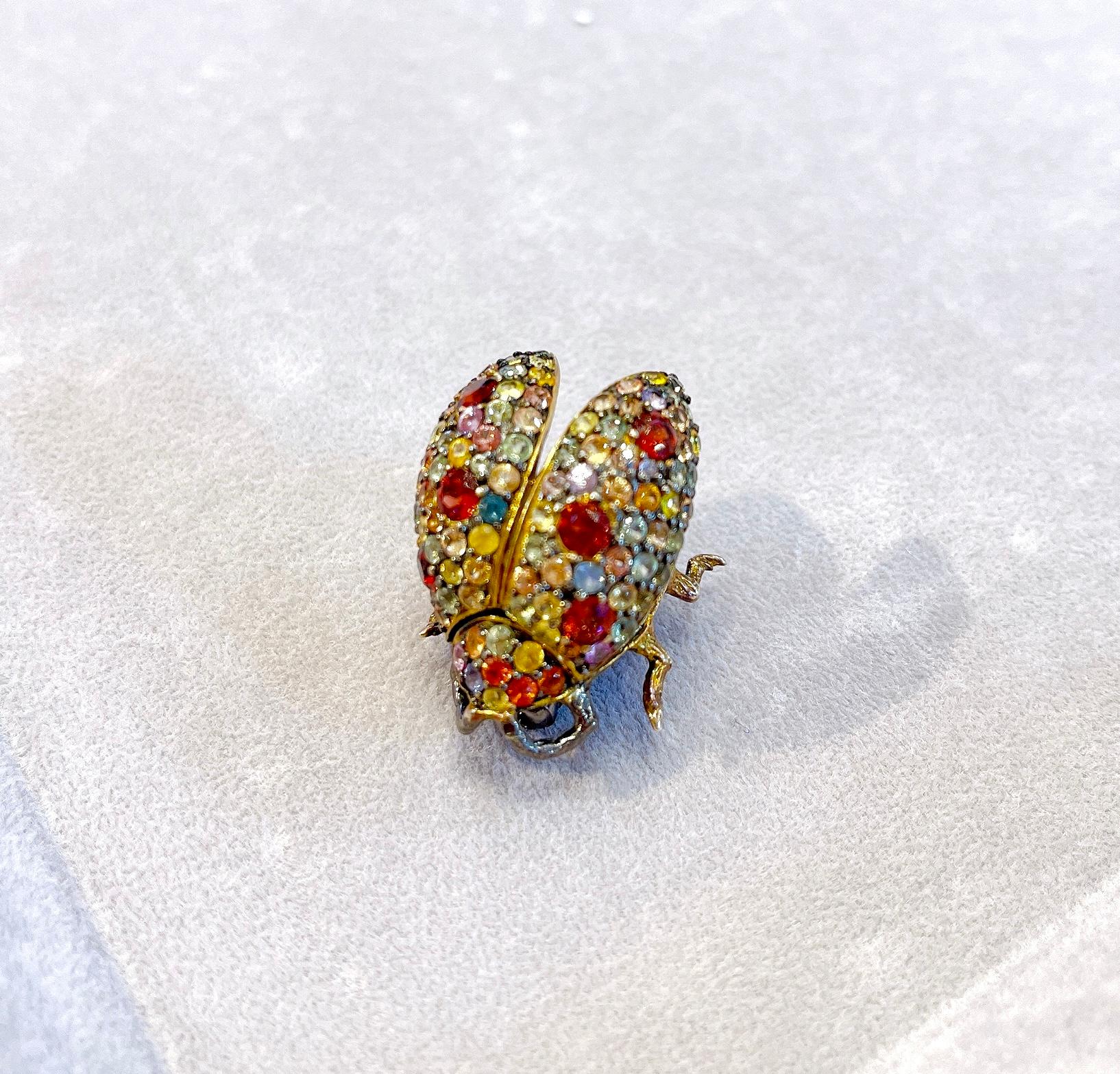 Bochic Broche ou pendentif en forme de scarabée en saphir naturel multicolore et pierres précieuses mélangées en vente 8