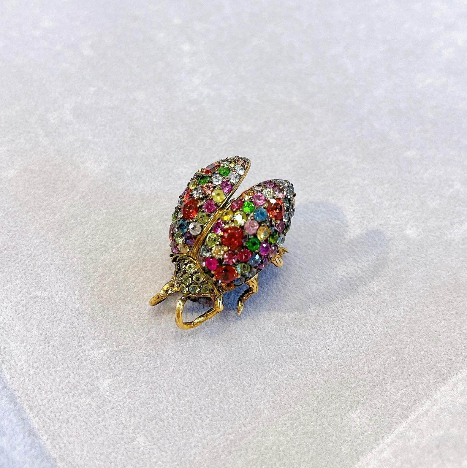 Bochic Broche ou pendentif en forme de scarabée en saphir naturel multicolore et pierres précieuses mélangées en vente 9