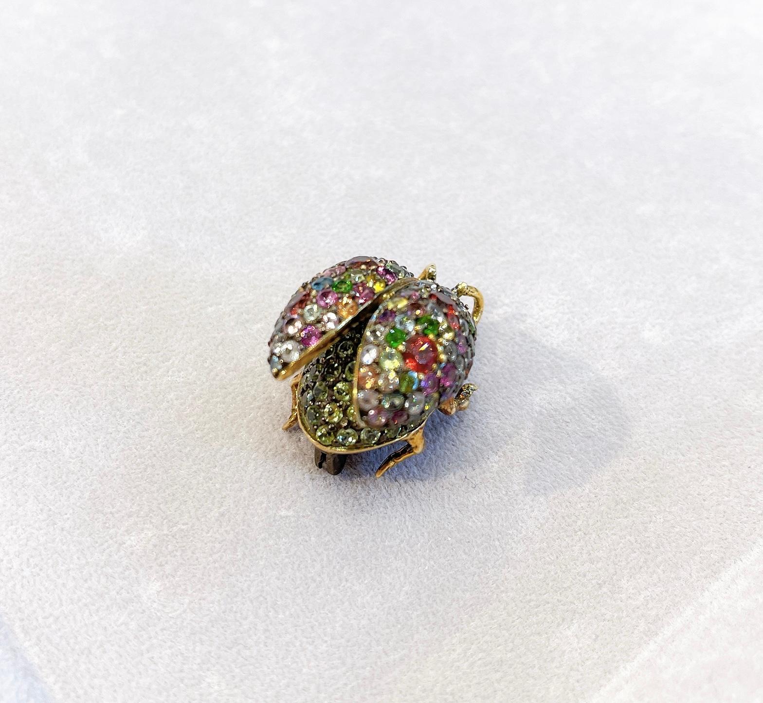 Bochic Broche ou pendentif en forme de scarabée en saphir naturel multicolore et pierres précieuses mélangées en vente 11