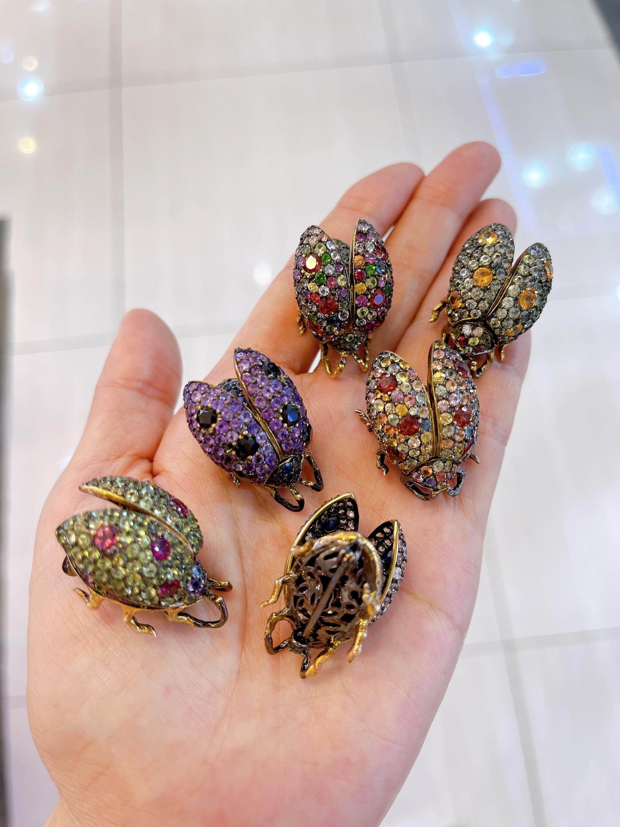 Bochic Broche ou pendentif en forme de scarabée en saphir naturel multicolore et pierres précieuses mélangées Neuf - En vente à New York, NY