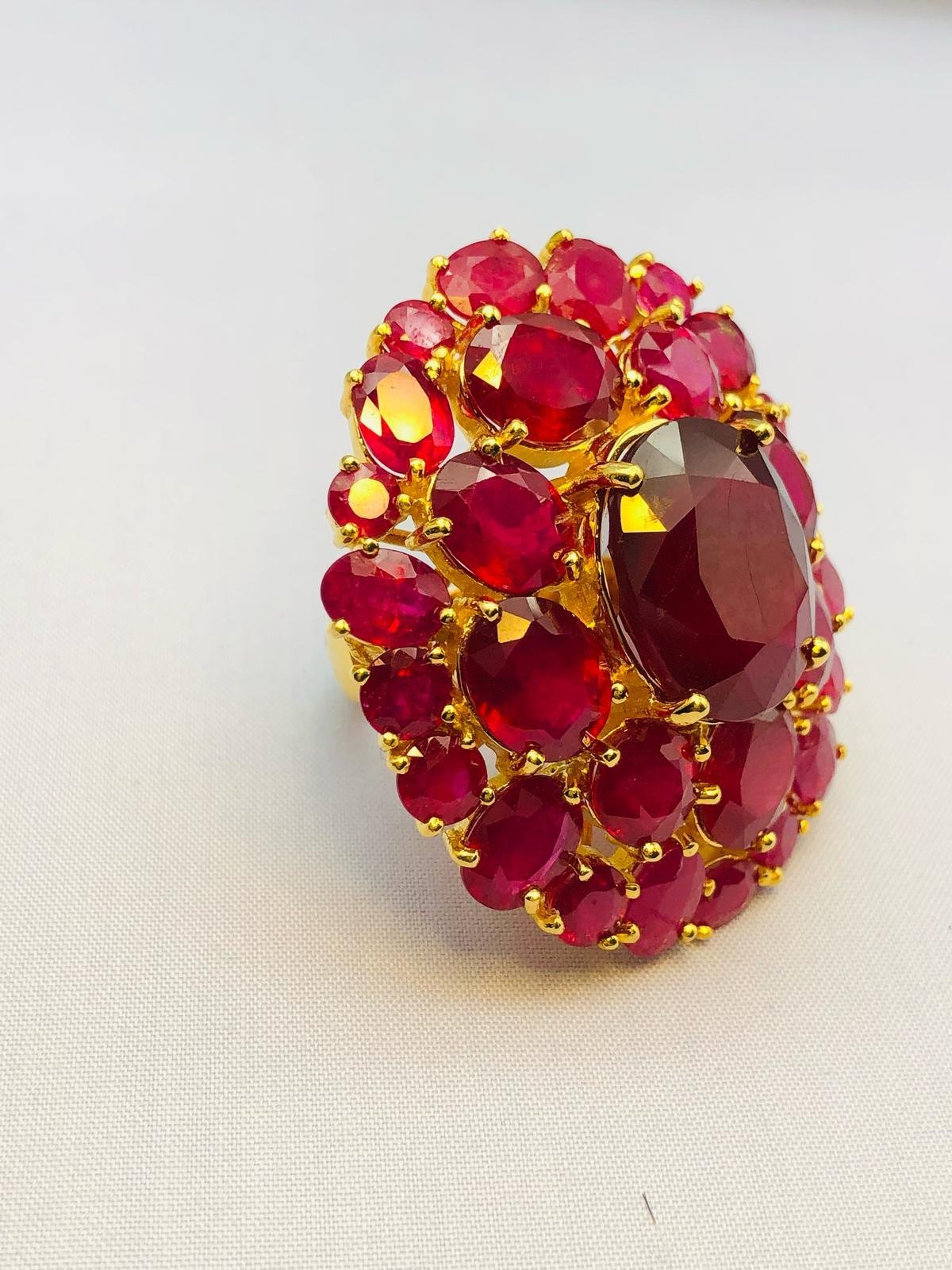 Bague cocktail Bochic Orient en or massif 18 carats sertie de rubis naturel de 40 carats Unisexe en vente